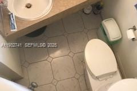 Condo in Miami, Florida, 1 bedroom  № 1991372 - photo 10