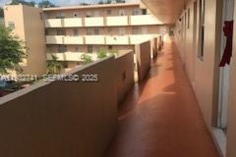 Condo in Miami, Florida, 1 bedroom  № 1991372 - photo 2