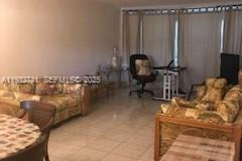 Condo in Miami, Florida, 1 bedroom  № 1991372 - photo 3
