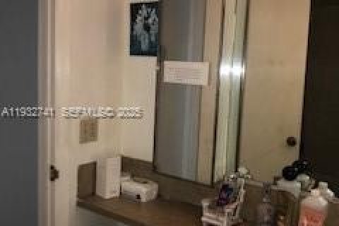 Condo in Miami, Florida, 1 bedroom  № 1991372 - photo 11
