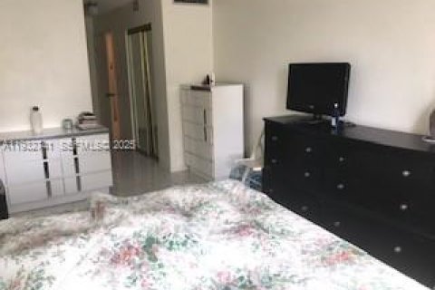 Condo in Miami, Florida, 1 bedroom  № 1991372 - photo 8
