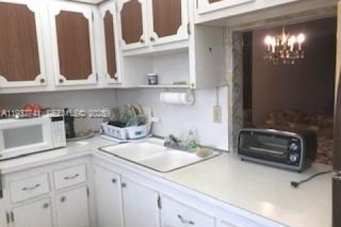 Condo in Miami, Florida, 1 bedroom  № 1991372 - photo 6