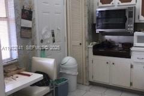 Condo in Miami, Florida, 1 bedroom  № 1991372 - photo 5