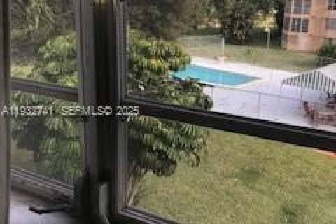 Condo in Miami, Florida, 1 bedroom  № 1991372 - photo 9