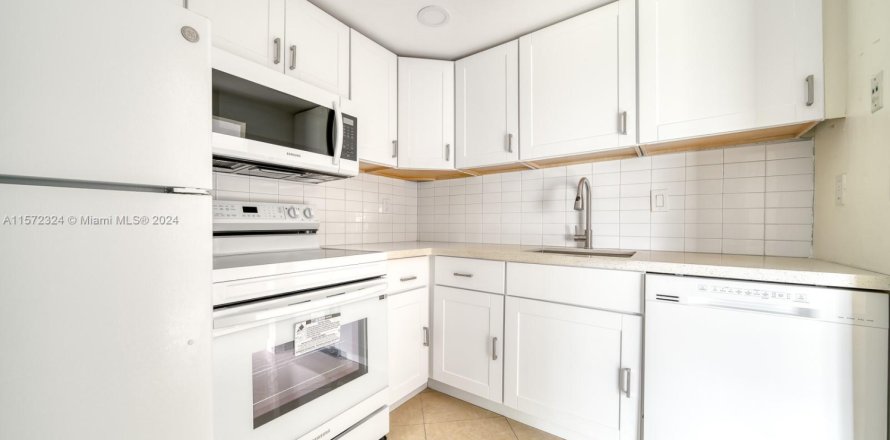 Condominio en Miami, Florida, 2 dormitorios  № 2012484