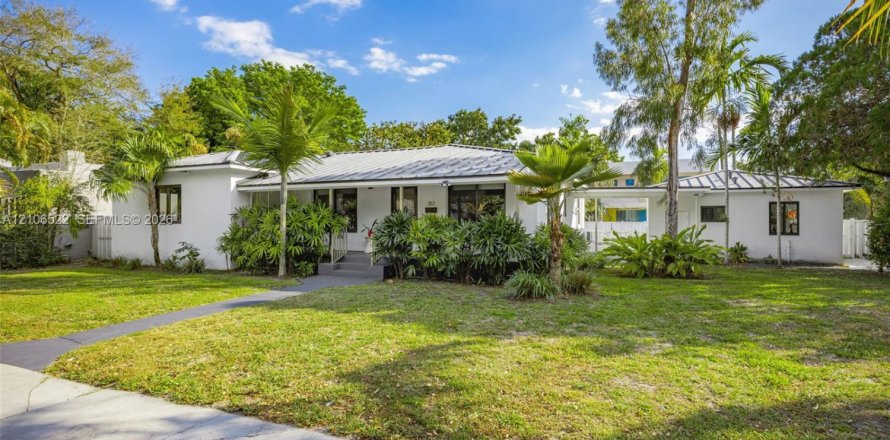 Villa ou maison à El Portal, Floride 4 chambres, 214.6 m2 № 2427817