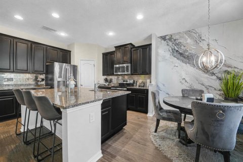 House in Davenport, Florida 5 bedrooms, 287.25 sq.m. № 2204159 - photo 2