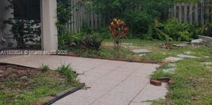 House in Fort Lauderdale, Florida 3 bedrooms, 153.1 sq.m. № 1958092