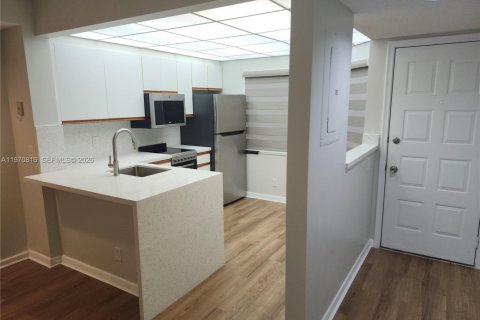 Condominio en venta en Pembroke Pines, Florida, 1 dormitorio, 55.93 m2 № 2031465 - foto 10