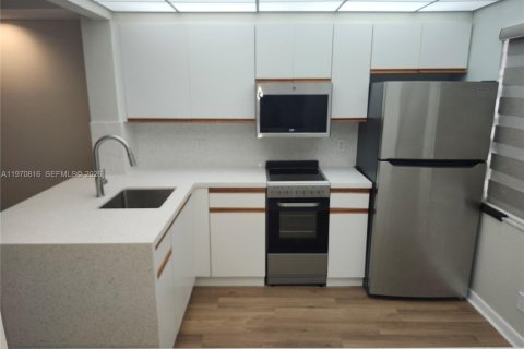Condominio en venta en Pembroke Pines, Florida, 1 dormitorio, 55.93 m2 № 2031465 - foto 9