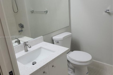 Condominio en venta en Pembroke Pines, Florida, 1 dormitorio, 55.93 m2 № 2031465 - foto 15