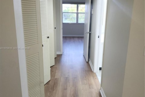 Condominio en venta en Pembroke Pines, Florida, 1 dormitorio, 55.93 m2 № 2031465 - foto 13