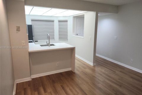 Condominio en venta en Pembroke Pines, Florida, 1 dormitorio, 55.93 m2 № 2031465 - foto 5