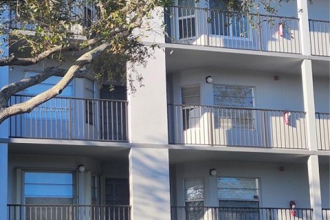 Condominio en venta en Pembroke Pines, Florida, 1 dormitorio, 55.93 m2 № 2031465 - foto 2