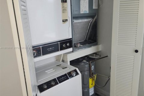 Condominio en venta en Pembroke Pines, Florida, 1 dormitorio, 55.93 m2 № 2031465 - foto 16