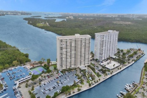 Copropriété à vendre à Sunny Isles Beach, Floride: 2 chambres, 113.34 m2 № 1975356 - photo 3