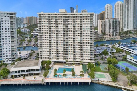 Copropriété à vendre à Sunny Isles Beach, Floride: 2 chambres, 113.34 m2 № 1975356 - photo 1