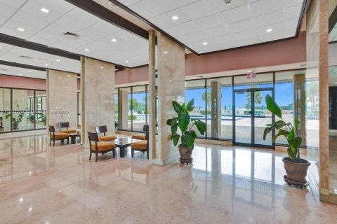 Copropriété à vendre à Sunny Isles Beach, Floride: 2 chambres, 113.34 m2 № 1975356 - photo 12