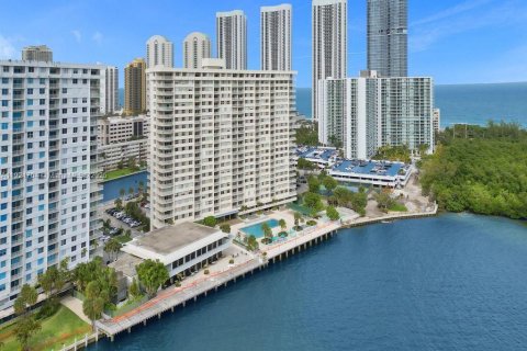 Copropriété à vendre à Sunny Isles Beach, Floride: 2 chambres, 113.34 m2 № 1975356 - photo 2