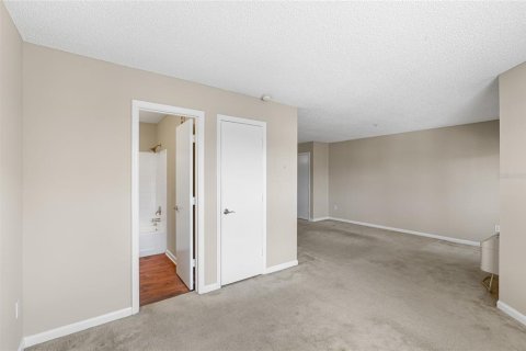Condo in Saint Petersburg, Florida, 1 bedroom  № 1900529 - photo 13