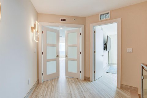 Condo in Highland Beach, Florida, 2 bedrooms № 2387852 - photo 20