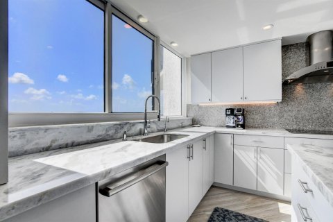 Condo in Highland Beach, Florida, 2 bedrooms № 2387852 - photo 11