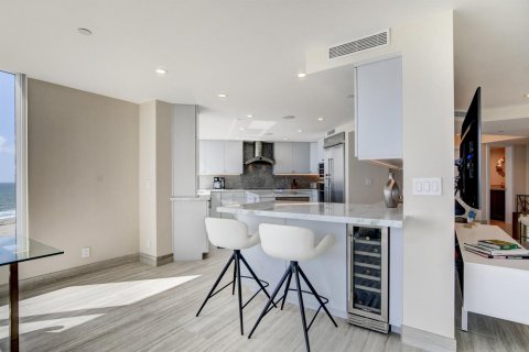 Condo in Highland Beach, Florida, 2 bedrooms № 2387852 - photo 9