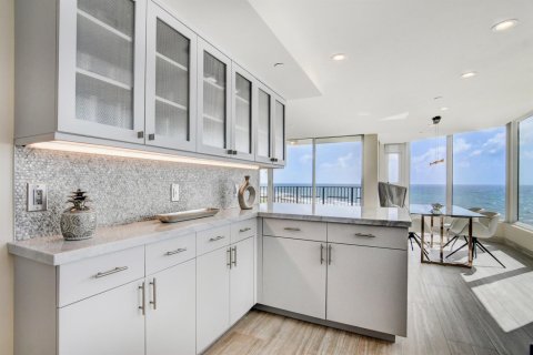 Condo in Highland Beach, Florida, 2 bedrooms № 2387852 - photo 13