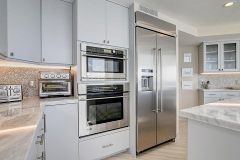 Condo in Highland Beach, Florida, 2 bedrooms № 2387852 - photo 14