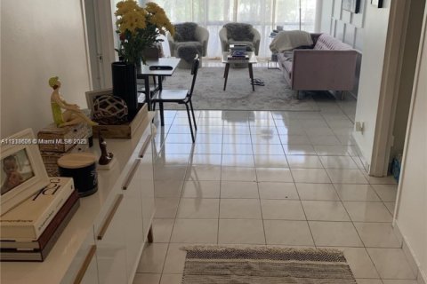 Condo in Miami Beach, Florida, 1 bedroom  № 2082637 - photo 19