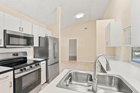 Casa en venta en Port St. Lucie, Florida, 3 dormitorios, 146.79 m2 № 2288696 - foto 16