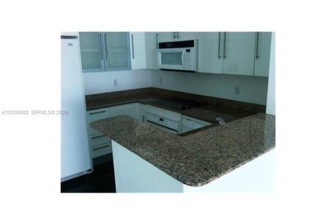 Condo in Miami, Florida, 2 bedrooms  № 2083605 - photo 13