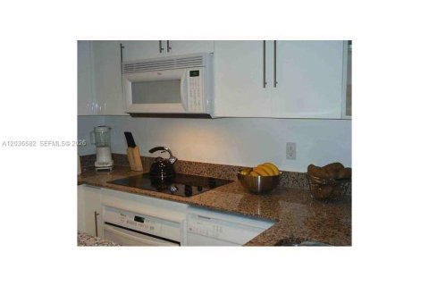 Condo in Miami, Florida, 2 bedrooms  № 2083605 - photo 11