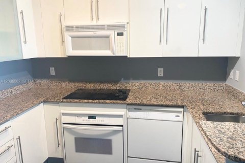 Condo in Miami, Florida, 2 bedrooms  № 2083605 - photo 2