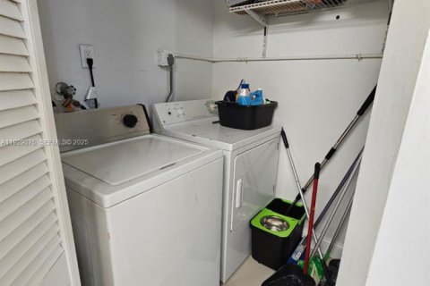 Снять в аренду кондоминиум в Серфсайд, Флорида 2 спальни, 95.13м2, № 2034967 - фото 24