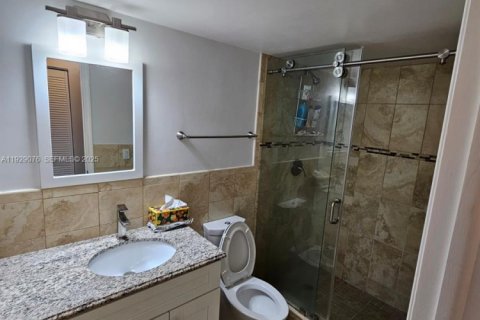 Снять в аренду кондоминиум в Серфсайд, Флорида 2 спальни, 95.13м2, № 2034967 - фото 18