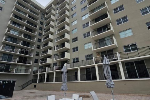 Снять в аренду кондоминиум в Серфсайд, Флорида 2 спальни, 95.13м2, № 2034967 - фото 27