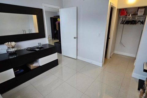 Снять в аренду кондоминиум в Серфсайд, Флорида 2 спальни, 95.13м2, № 2034967 - фото 21