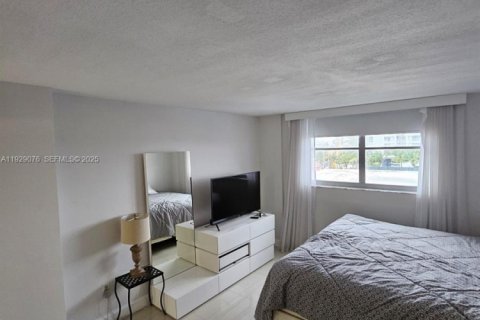 Снять в аренду кондоминиум в Серфсайд, Флорида 2 спальни, 95.13м2, № 2034967 - фото 14