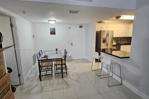 Снять в аренду кондоминиум в Серфсайд, Флорида 2 спальни, 95.13м2, № 2034967 - фото 6