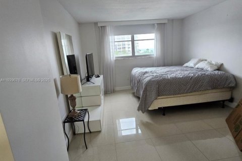 Снять в аренду кондоминиум в Серфсайд, Флорида 2 спальни, 95.13м2, № 2034967 - фото 15