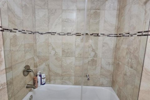 Снять в аренду кондоминиум в Серфсайд, Флорида 2 спальни, 95.13м2, № 2034967 - фото 11