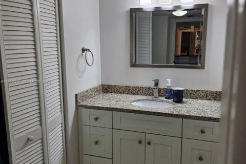 Снять в аренду кондоминиум в Серфсайд, Флорида 2 спальни, 95.13м2, № 2034967 - фото 12