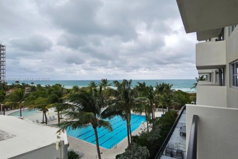 Снять в аренду кондоминиум в Серфсайд, Флорида 2 спальни, 95.13м2, № 2034967 - фото 2