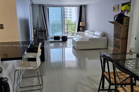 Снять в аренду кондоминиум в Серфсайд, Флорида 2 спальни, 95.13м2, № 2034967 - фото 5