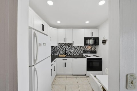 Condo in Margate, Florida, 2 bedrooms  № 2088031 - photo 12