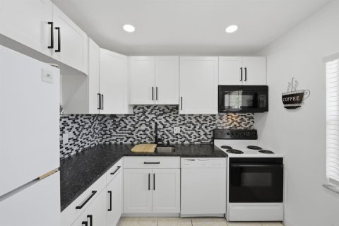 Condo in Margate, Florida, 2 bedrooms  № 2088031 - photo 13