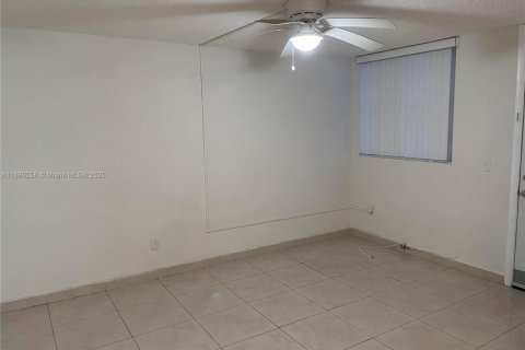 Condo in North Bay Village, Florida, 1 bedroom  № 1937227 - photo 18
