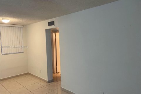Condo in North Bay Village, Florida, 1 bedroom  № 1937227 - photo 19