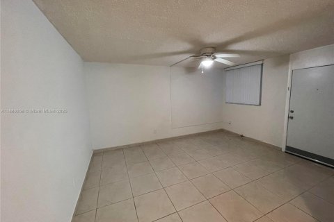 Condo in North Bay Village, Florida, 1 bedroom  № 1937227 - photo 12